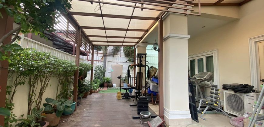 บ้านเดี่ยว หมู่บ้านแกรนด์ รอยัล นิศาชล สาทร ต่อเติมครัวด้านหลัง เฟอร์บางส่วน