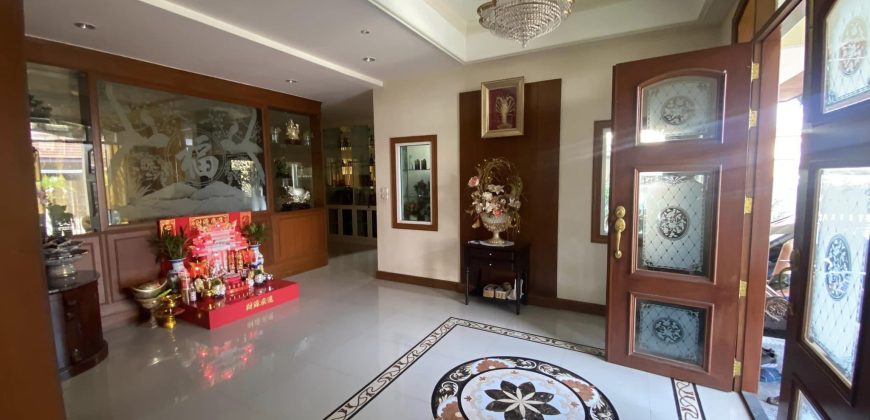 บ้านเดี่ยว หมู่บ้านแกรนด์ รอยัล นิศาชล สาทร ต่อเติมครัวด้านหลัง เฟอร์บางส่วน