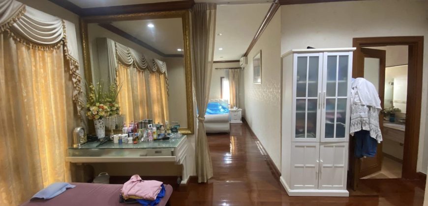 บ้านเดี่ยว หมู่บ้านแกรนด์ รอยัล นิศาชล สาทร ต่อเติมครัวด้านหลัง เฟอร์บางส่วน