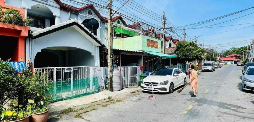 ทาวน์เฮ้าส์ 2 ชั้น รีโนเวทใหม่ทั้งหลัง หมู่บ้านเอกลดา ใกล้เซ็นทรัลเวสต์เกต 3.6 ก.ม.