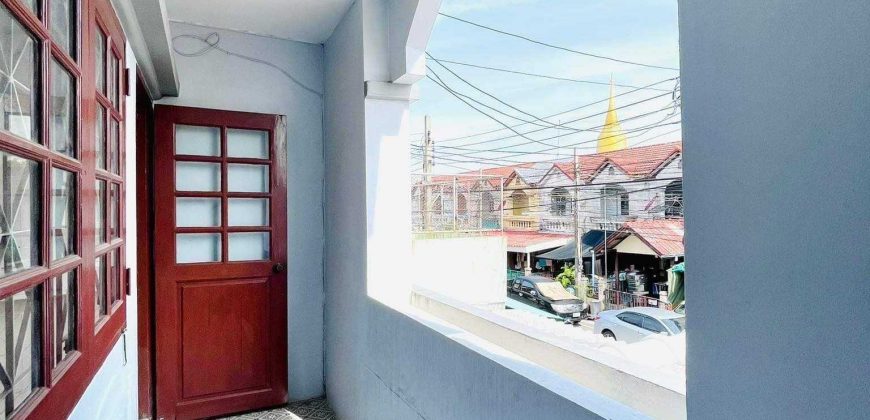 ทาวน์เฮ้าส์ 2 ชั้น รีโนเวทใหม่ทั้งหลัง หมู่บ้านเอกลดา ใกล้เซ็นทรัลเวสต์เกต 3.6 ก.ม.