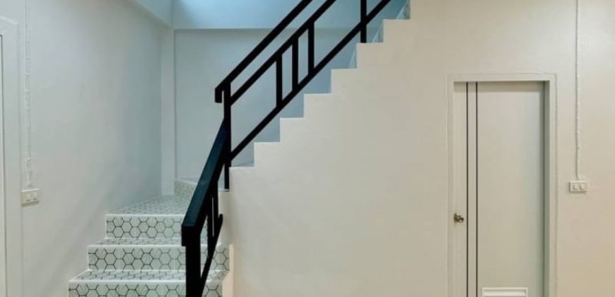 ทาวน์เฮ้าส์ 2 ชั้น หมู่บ้าน พิมลราช2 ซอย13 รีโนเวทใหม่ทั้งหลัง พร้อมเข้าอยู่