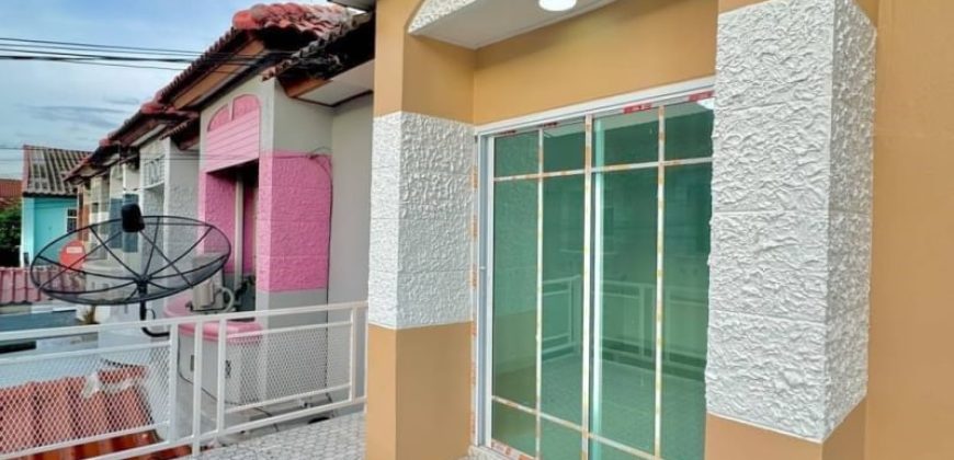 ทาวน์เฮ้าส์ หมู่บ้านปิยวรารมย์ เฟส3 ซอย19 มีเทอเรสด้านหน้ารับลม ราคาประหยัด