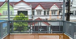 ทาวน์เฮ้าส์ รีโนเวท หมู่บ้านอุบลชาติไทรม้า ท่าอิฐ หน้าบ้านทิศใต้ ใกล้รถไฟฟ้า