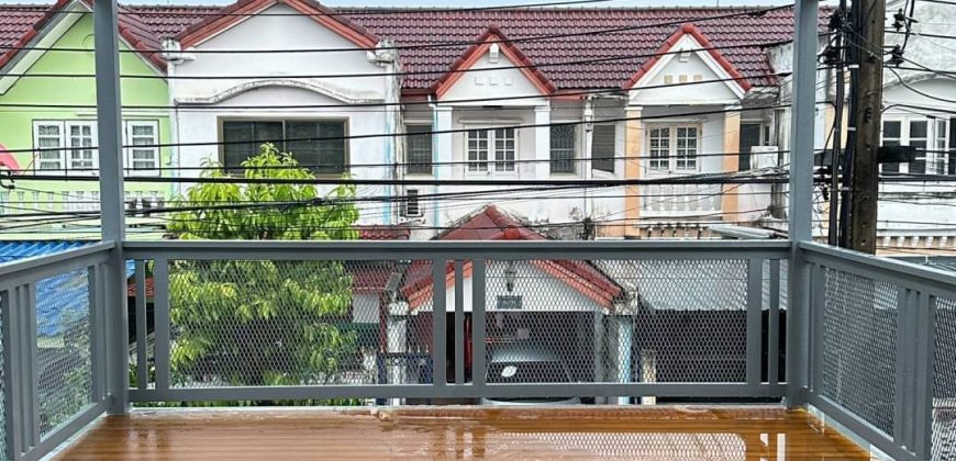ทาวน์เฮ้าส์ รีโนเวท หมู่บ้านอุบลชาติไทรม้า ท่าอิฐ หน้าบ้านทิศใต้ ใกล้รถไฟฟ้า
