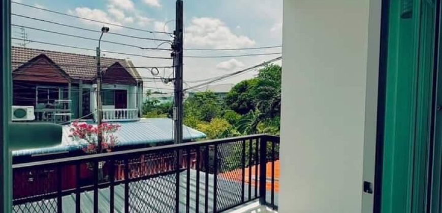 ทาวน์เฮ้าส์ 2 ชั้น หมู่บ้านลานทอง ติดถนนติวานนท์-ปากเกร็ด ใกล้เมืองทองธานี