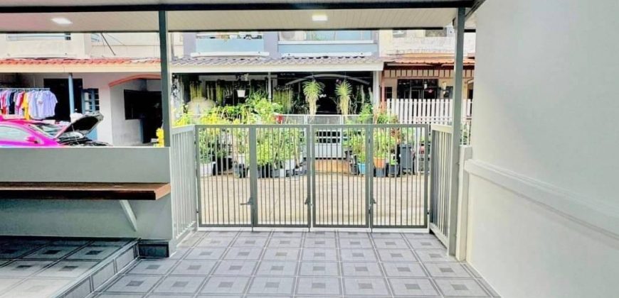 ทาวน์เฮ้าส์ บัวทอง4 ซอย4/5 ห้องโถงกว้าง มีบริเวณนั่งเล่น ราคาประหยัด