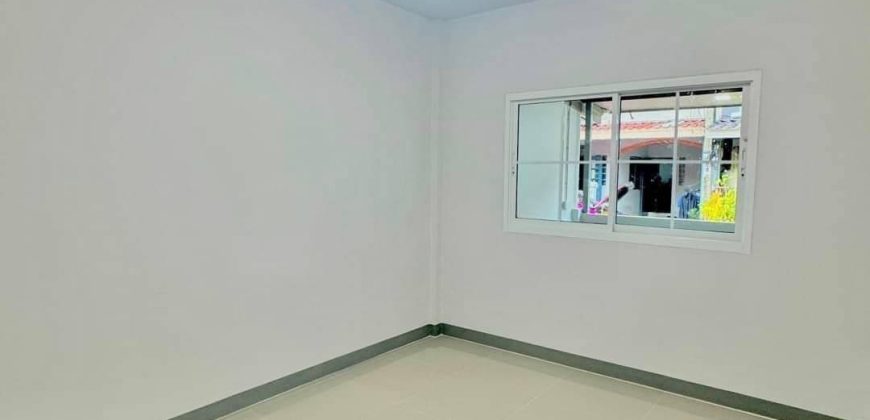 ทาวน์เฮ้าส์ บัวทอง4 ซอย4/5 ห้องโถงกว้าง มีบริเวณนั่งเล่น ราคาประหยัด