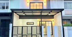 ทาวน์เฮ้าส์ 2 ชั้น หมู่บ้านพฤกษา45 หน้าบ้านทิศใต้ เข้าออกได้หลายเส้นทาง