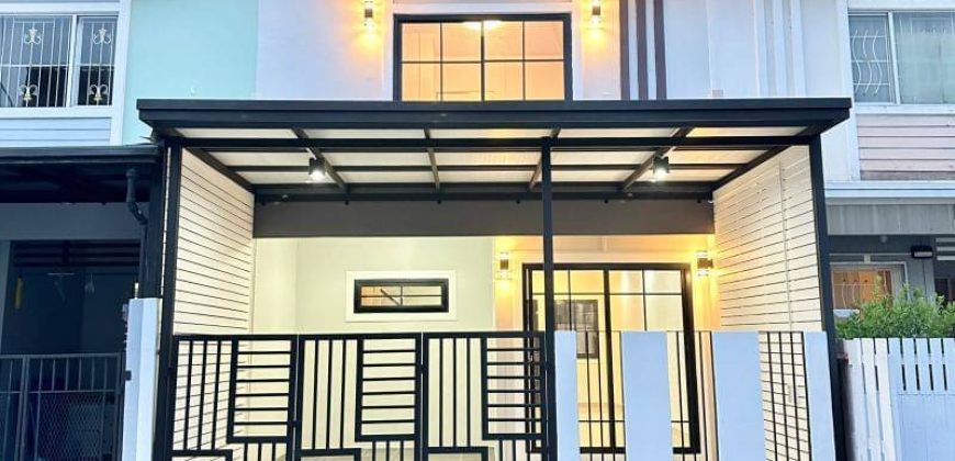 ทาวน์เฮ้าส์ 2 ชั้น หมู่บ้านพฤกษา45 หน้าบ้านทิศใต้ เข้าออกได้หลายเส้นทาง