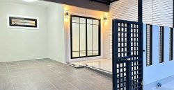 ทาวน์เฮ้าส์ 2 ชั้น หมู่บ้านพฤกษา45 หน้าบ้านทิศใต้ เข้าออกได้หลายเส้นทาง