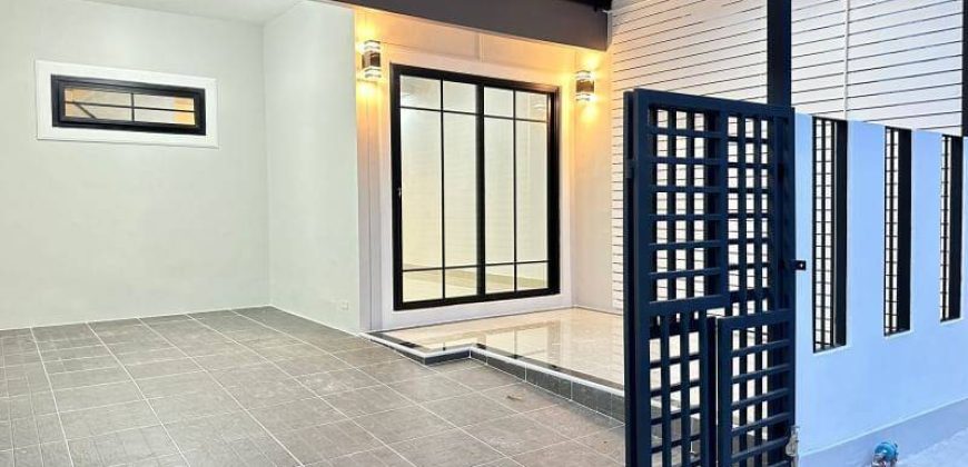 ทาวน์เฮ้าส์ 2 ชั้น หมู่บ้านพฤกษา45 หน้าบ้านทิศใต้ เข้าออกได้หลายเส้นทาง