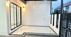 ทาวน์เฮ้าส์ 2 ชั้น หมู่บ้านพฤกษา45 หน้าบ้านทิศใต้ เข้าออกได้หลายเส้นทาง