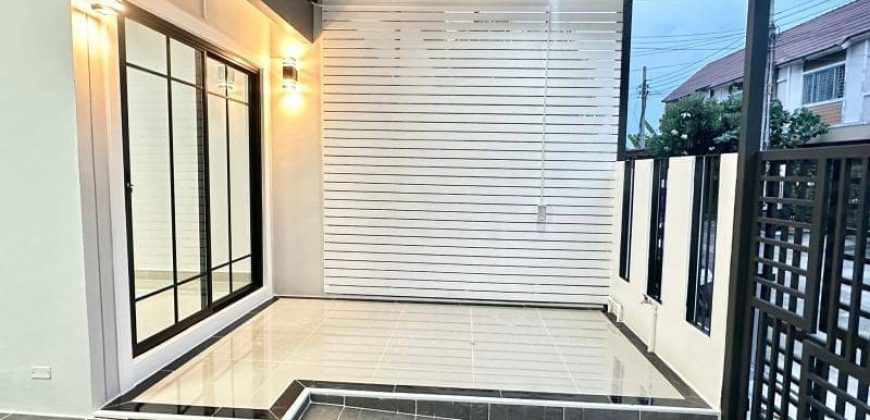 ทาวน์เฮ้าส์ 2 ชั้น หมู่บ้านพฤกษา45 หน้าบ้านทิศใต้ เข้าออกได้หลายเส้นทาง