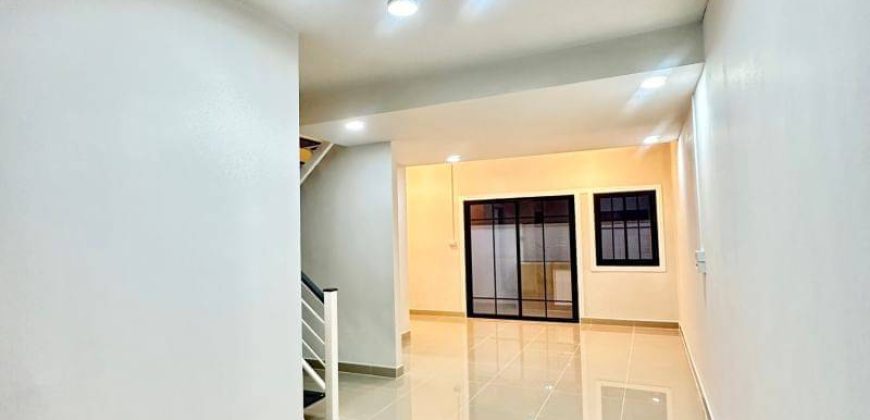 ทาวน์เฮ้าส์ 2 ชั้น หมู่บ้านพฤกษา45 หน้าบ้านทิศใต้ เข้าออกได้หลายเส้นทาง