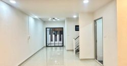 ทาวน์เฮ้าส์ 2 ชั้น หมู่บ้านพฤกษา45 หน้าบ้านทิศใต้ เข้าออกได้หลายเส้นทาง