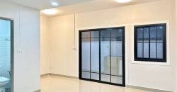 ทาวน์เฮ้าส์ 2 ชั้น หมู่บ้านพฤกษา45 หน้าบ้านทิศใต้ เข้าออกได้หลายเส้นทาง