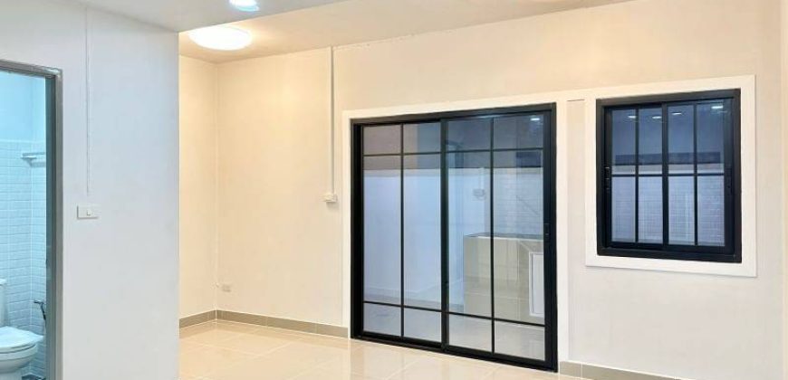 ทาวน์เฮ้าส์ 2 ชั้น หมู่บ้านพฤกษา45 หน้าบ้านทิศใต้ เข้าออกได้หลายเส้นทาง