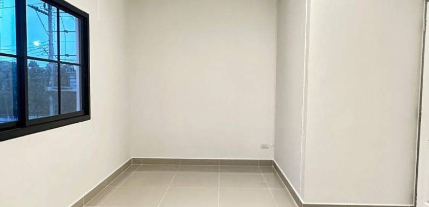 ทาวน์เฮ้าส์ 2 ชั้น หมู่บ้านพฤกษา45 หน้าบ้านทิศใต้ เข้าออกได้หลายเส้นทาง