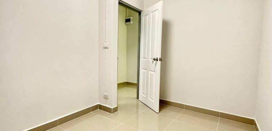 ทาวน์เฮ้าส์ 2 ชั้น หมู่บ้านพฤกษา45 หน้าบ้านทิศใต้ เข้าออกได้หลายเส้นทาง