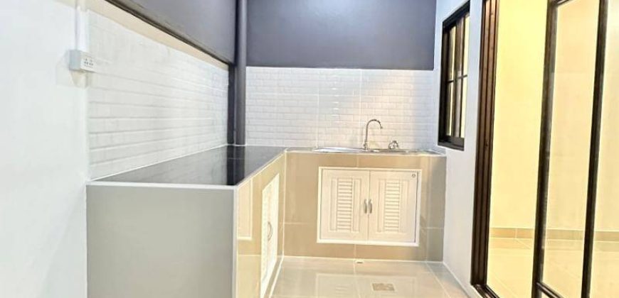 ทาวน์เฮ้าส์ 2 ชั้น หมู่บ้านพฤกษา45 หน้าบ้านทิศใต้ เข้าออกได้หลายเส้นทาง