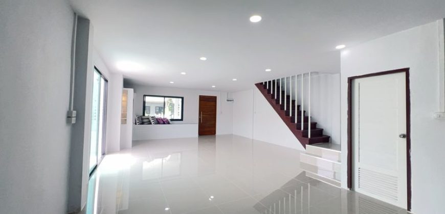บ้านแฝดห้องริม 36 ตรว. พื้นที่ใช้สอยจัดเต็มเหมือนบ้านเดี่ยว หมู่บ้านศิริวรรณ1 นนทบุรี เพียง 3.49ล้าน
