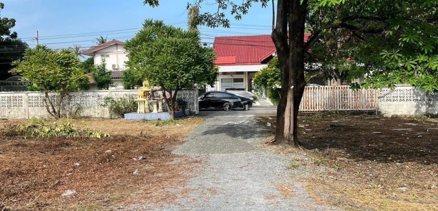 ที่ดินพร้อมสิ่งปลูกสร้าง ติดวงเวียนราชพฤกษ์ อยู่ตรงข้ามสถานีอนามัยบางขุนกอง ทำเลดีมาก