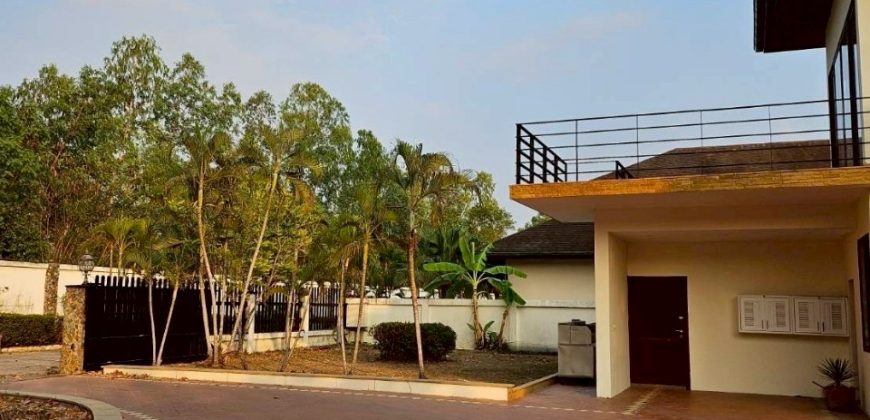 บ้านพักตากอากาศหรู Phoenix Lakeside Pool Villa ติดสนามกอล์ฟห้วยใหญ่ ชลบุรี