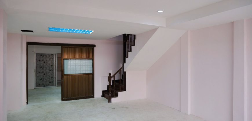ทาวน์โฮม 3 ชั้น ม.รินรดา อ่อนนุช 46 ใกล้ซีคอนสแควร์ 4 นอน 3 น้ำ เพียง 3.8 ล้าน