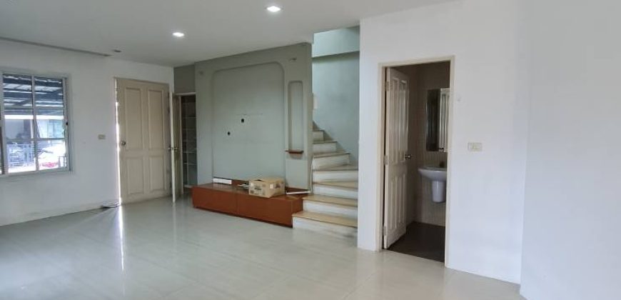ทาวน์โฮมหลังริม 3 ชั้น Town Plus หัวหมาก 43.6 ตรว. พื้นที่สวน จอด 2 คัน เพียง 4 ล้าน