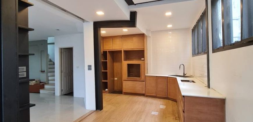 ทาวน์โฮมหลังริม 3 ชั้น Town Plus หัวหมาก 43.6 ตรว. พื้นที่สวน จอด 2 คัน เพียง 4 ล้าน