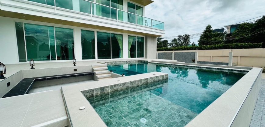 บ้านเดี่ยว Pool Villa พัทยา สุดหรู สไตล์โมเดิร์น บ้านใหม่ 1 ปี  ใกล้แหล่งท่องเที่ยว