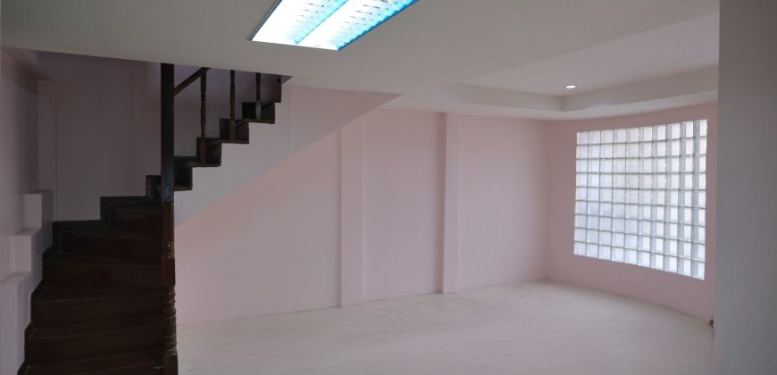 *ทาวน์โฮม 3 ชั้น ต่อเติมเต็มพื้นที่ 4ห้องนอน มบ.รินรดา อ่อนนุช46