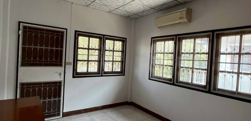 บ้านเดี่ยว หมู่บ้านบูรพาวิลล่า พื้นที่ 76 ตรว. ใกล้ทางด่วนศรีรัช ราคาพิเศษ 5.5 ล้าน หลังสุดซอย เงียบสงบ