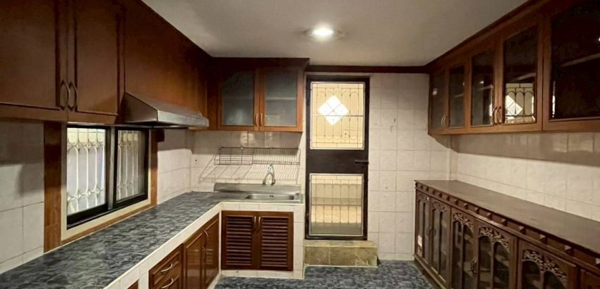 บ้านเดี่ยว หมู่บ้านบูรพาวิลล่า พื้นที่ 76 ตรว. ใกล้ทางด่วนศรีรัช ราคาพิเศษ 5.5 ล้าน หลังสุดซอย เงียบสงบ