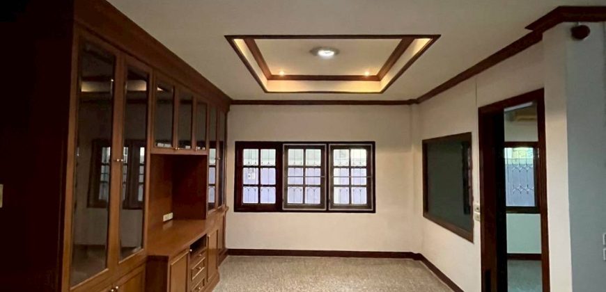 บ้านเดี่ยว หมู่บ้านบูรพาวิลล่า พื้นที่ 76 ตรว. ใกล้ทางด่วนศรีรัช ราคาพิเศษ 5.5 ล้าน หลังสุดซอย เงียบสงบ
