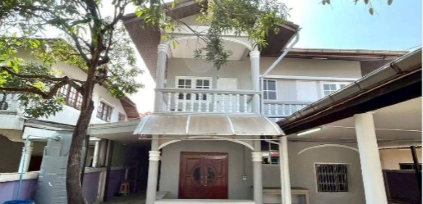 บ้านเดี่ยว หมู่บ้านบูรพาวิลล่า พื้นที่ 76 ตรว. ใกล้ทางด่วนศรีรัช ราคาพิเศษ 5.5 ล้าน หลังสุดซอย เงียบสงบ