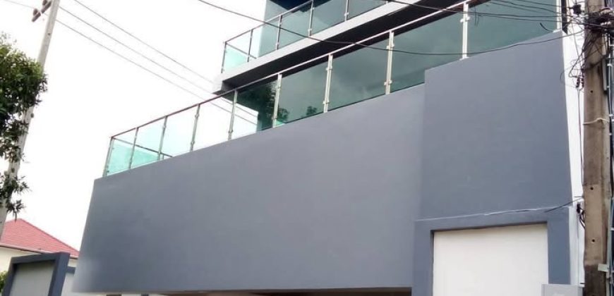 บ้านเดี่ยว 3 ชั้น สไตล์โมเดิร์น พร้อมสระว่ายน้ำส่วนตัว ลาดพร้าว-วังหิน ลดพิเศษจาก 15 ล้าน เหลือ 12.9 ล้านบาท!