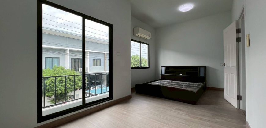 ทาวน์เฮ้าส์ อารียา เดอะคัลเลอร์ บางนา วงแหวน 2 ราคาพิเศษ 2.28 ล้าน